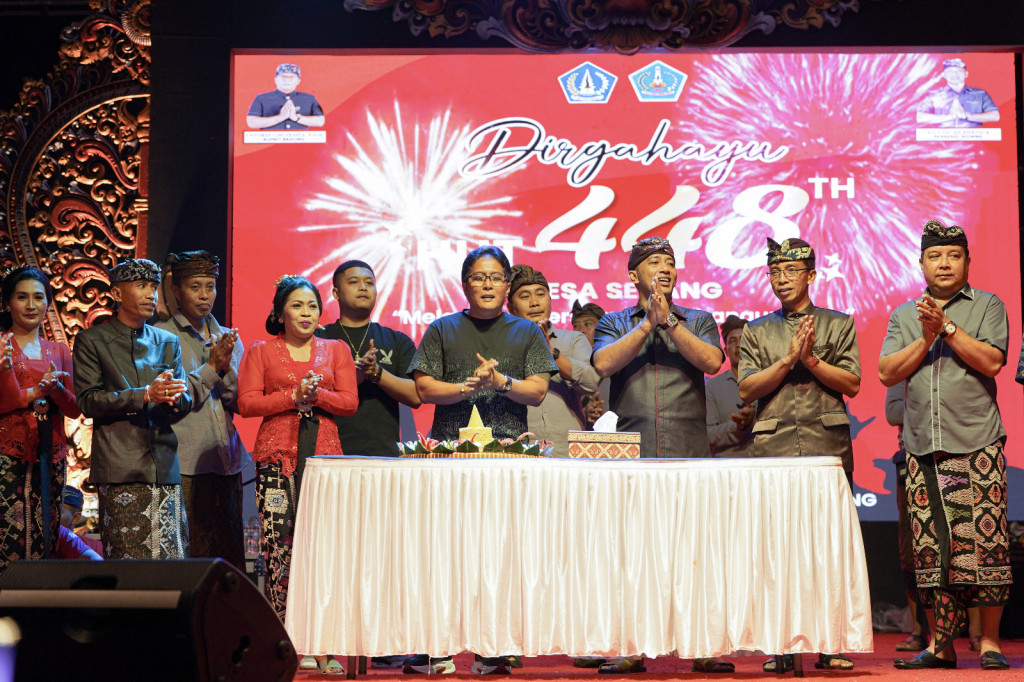 Bupati Giri Prasta Hadiri HUT Ke-448 Desa Sedang Abiansemal